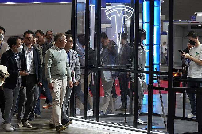 정의선 현대차그룹 회장이 2023년 3월 30일 경기 고양 킨텍스에서 열린 2023 서울모빌리티쇼에서 테슬라 부스를 방문하고 있다. 사진 에이빙뉴스