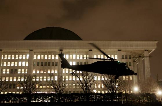 윤석열 대통령이 긴급 대국민 담화를 통해 비상계엄령을 발표한 가운데 2024년 12월 4일 서울 여의도 국회 운동장에 계엄군이 탄 헬기가 착륙하고 있다. 전민규 기자