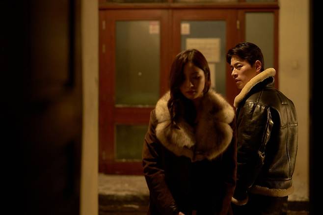 영화 '휴민트'의 한 장면. 북한 보위성 조장 박건(박정민)과 북한식당 종업원 채선화(신세경)는 헤어진 연인 사이다. 사진 NEW
