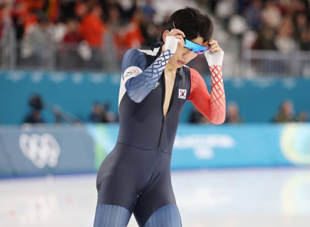 ▲ 지난 19일(현지시간) 이탈리아 밀라노 스피드스케이팅 스타디움에서 열린 2026 밀라노ㆍ코르티나담페초 동계올림픽 스피드스케이팅 남자 1500m에 출전한 정재원이 경기를 마친 뒤 숨을 고르고 있다. 연합뉴스