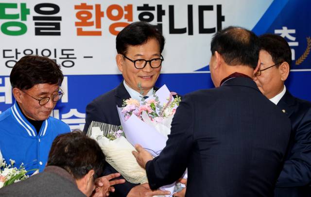 ▲ 더불어민주당 송영길 전 당 대표가 20일 인천 남동구 인천시당을 찾아 고남석 시당위원장에게 복당 신청서를 제출한 뒤 지지자들로부터 축하 꽃다발을 받고 있다. 연합뉴스