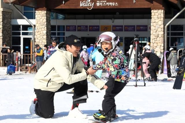 ▲ 하이원스포츠단 김상겸이 20일 정선 하이원리조트 스키장에서 어린이 팬에게 원포인트 레슨을 해주고 있다. 강원랜드 제공