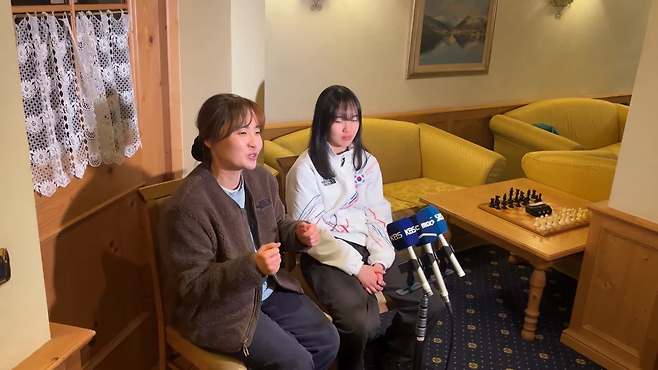 유승은 선수의 어머니인 이희정 씨와 유승은 선수가 함께 취재진과의 인터뷰에 나섰습니다.