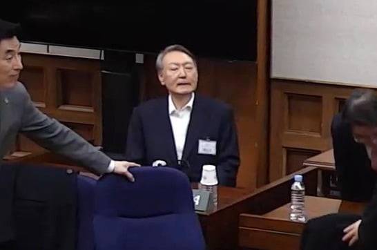 윤석열 전 대통령이 19일 서초구 서울중앙지방법원에서 열린 12·3 비상계엄 관련 내란 우두머리 혐의 1심 선고공판에 출석하고 있다. 이날 서울중앙지법 형사합의25부(지귀연 부장판사)는 윤 전 대통령에게 무기징역을 선고했다. [서울중앙지법 제공] 사진=연합뉴스