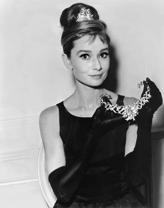 ’티파니 다이아몬드’가 세팅된 목걸이를 들고 있는 오드리 헵번. 사진=민은미 제공