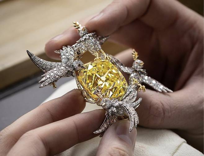 ’티파니 다이아몬드’가 세팅된 펜던트겸 브로치. 2023년 뉴욕 5번가의 플래그십 리노베이션을 기념하여 새로운 세팅을 공개했다. 사진=티파니 홈페이지