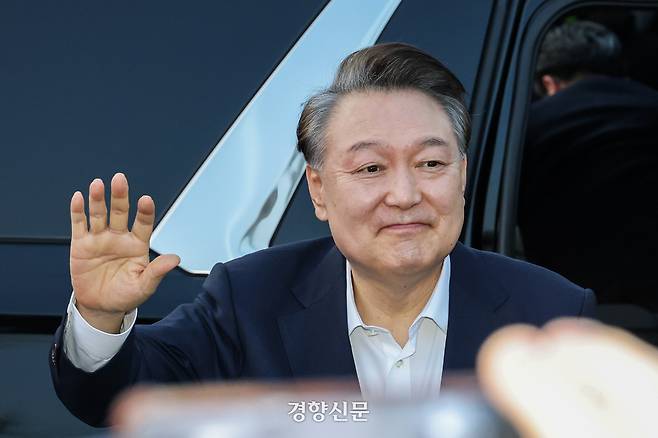 법원의 ‘구속 취소’ 결정에 석방된 윤석열 전 대통령이 지난해 3월8일 오후 서울 용산구 한남동의 대통령 관저 인근에 도착해 경호 차량에서 내려 지지자들과 인사하고 있다. 이준헌 기자