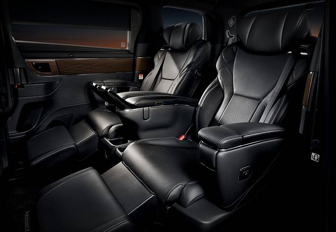 토요타코리아 알파드의 실내 이그제큐티브 라운지 시트가 적용된 모습. 토요타코리아