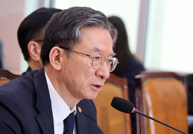 정성호 법무부 장관이 지난 4일 국회에서 열린 법제사법위원회 전체회의에서 의원 질의에 답변하고 있다. 연합뉴스