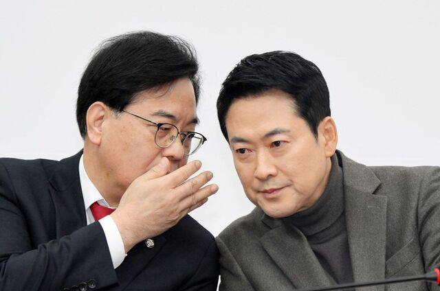 국민의힘 송언석(왼쪽) 원내대표가 19일 국회에서 열린 최고위원회의에서 장동혁 대표에게 귀엣말을 하고 있다. 송 원내대표는 오후 윤석열 전 대통령에 대한 무기징역 선고에 대해 ‘책임을 통감하며 국민께 송구하다’는 입장문을 냈다. 이한형 기자