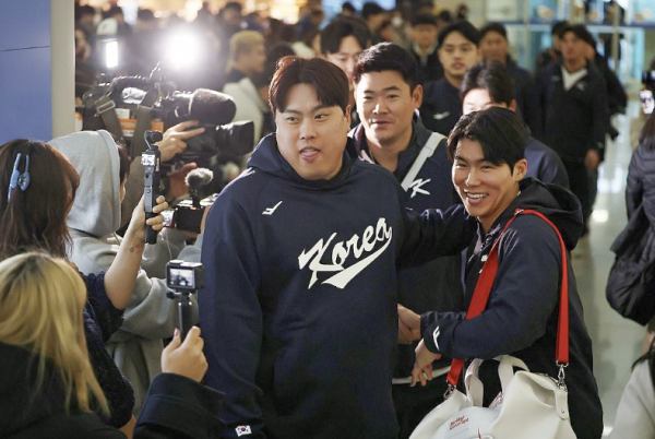 류현진(왼쪽), 김혜성을 비롯한 한국 야구대표팀 선수들이 1월 9일 인천국제공항 1터미널에서 월드베이스볼클래식(WBC) 1차 캠프지인 사이판으로 출국하고 있다. 연합뉴스