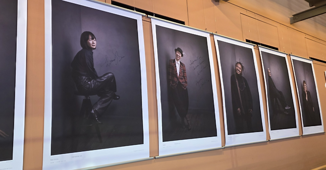 베를린영화제 주행사장인 ‘베를리날레 팔라스트’에 걸린 심사위원들의 사진. 올해 제76회 베를린영화제 심사위원으로 한국 배우 배두나도 참석했습니다. 각 사진 중앙에 심사위원들의 서명도 보입니다. [김유태 기자]