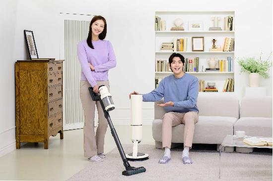 삼성전자서 선보인 흡입력과 AI 기능을 강화한 무선 스틱 청소기 ‘비스포크 제트 AI’ 신제품. (사진=삼성전자 제공)