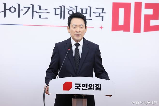 (서울=뉴스1) 신웅수 기자 = 장동혁 국민의힘 대표가 20일 서울 여의도 국회에서 윤석열 전 대통령 1심 선고에 대한 입장을 밝히는 기자회견을 하고 있다. 2026.2.20/뉴스1  Copyright (C) 뉴스1. All rights reserved. 무단 전재 및 재배포,  AI학습 이용 금지. /사진=(서울=뉴스1) 신웅수 기자