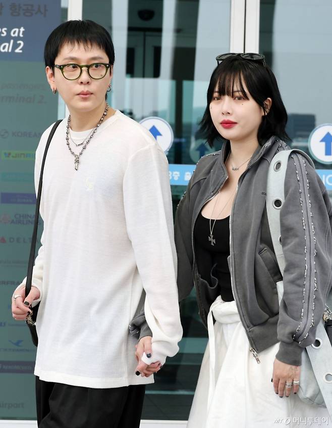 가수 현아(HyunA)와 용준형이 싱가포르 페스티벌 일정 차 2025년 9월30일 오후 인천국제공항을 통해 출국하고 있다.  /사진=임성균 기자 tjdrbs23@