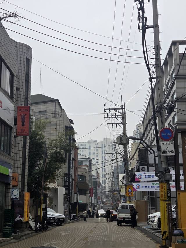 서울 강남구 청담 맛의 거리에 전선이 복잡하게 얽혀 있다. 강남구청 제공