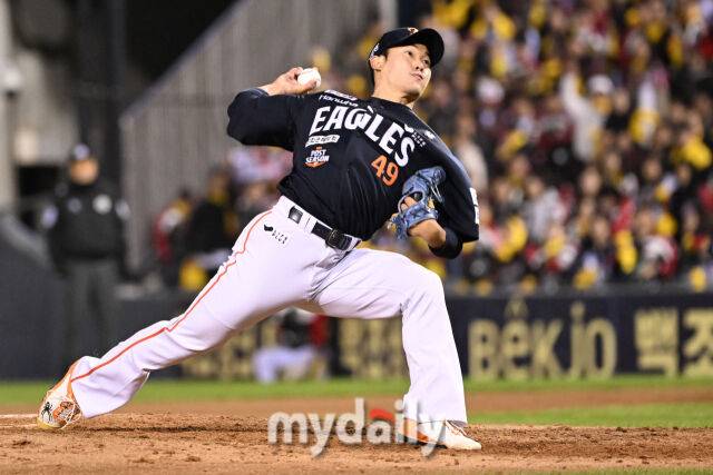 27일 서울 잠실야구장에서 열린 2025 신한 SOL 뱅크 KBO 한국시리즈 2차전' 한화 이글스와 LG 트윈스 경기.한화 윤산흠이 7회말 교체되 마운드에 올라 힘차게 투구하고 있다./마이데일리