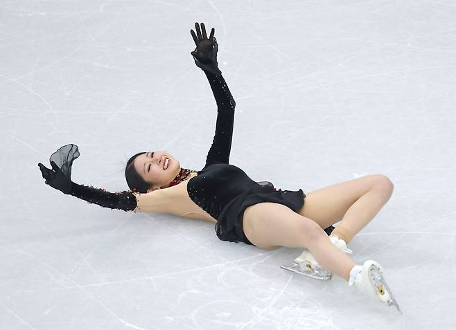 이해인이 여자 싱글 프리 스케이팅 연기를 마친 뒤 경기장에 누워 기뻐하고 있다. [연합]