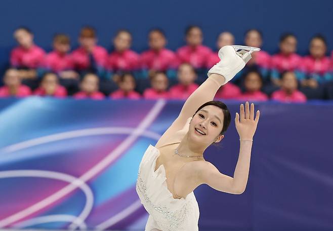 20일(한국시간) 이탈리아 밀라노 아이스스케이팅 아레나에서 열린 2026 밀라노-코르티나담페초 동계올림픽 여자 싱글 프리 스케이팅에 출전한 신지아가 연기를 펼치는 모습. [연합]