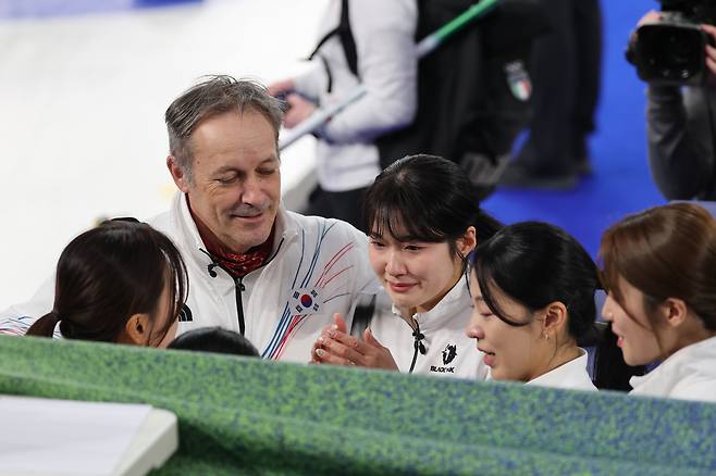 19일 이탈리아 코르티나담페초 컬링 올림픽 스타디움에서 열린 2026 밀라노·코르티나담페초 동계올림픽 컬링 여자 라운드로빈 한국과 캐나다의 경기에서 7-10으로 패하며 준결승 진출에 실패한 한국 대표팀. [연합]