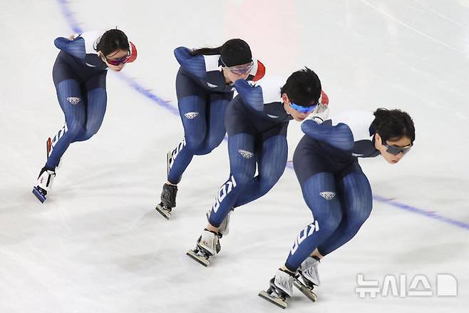 [밀라노=뉴시스] 김근수 기자 = 스피드 스케이팅 매스스타트 조승민(오른쪽부터), 정재원, 박지우, 임리원이 9일(현지 시간) 이탈리아 밀라노 스피드스케이팅 아레나에서 훈련을 하고 있다. 2026.02.09. ks@newsis.com