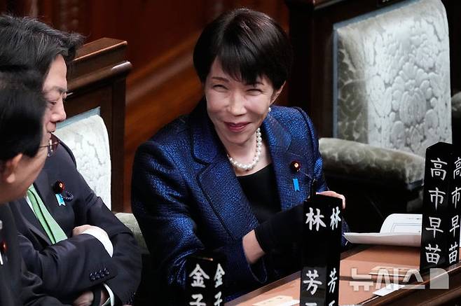 [도쿄=AP/뉴시스] 다카이치 사나에 일본 총리가 지난 18일 일본 도쿄 국회 중의원(하원) 본회의에서 실시된 중의원 총리지명 선거에서 제105대 총리로 선임되자 미소짓고 있다. 2026.02.20