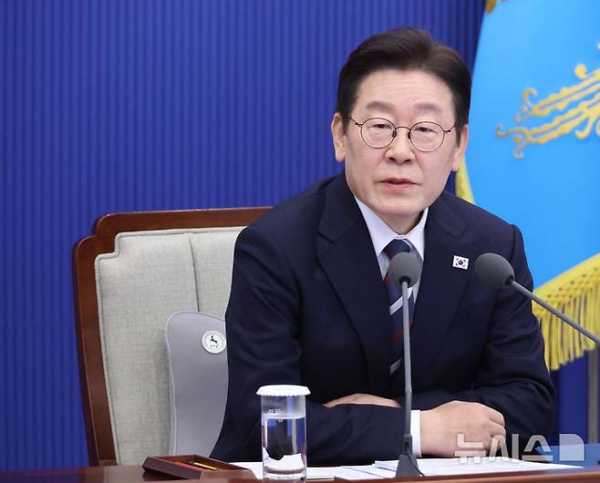 [서울=뉴시스] 최동준 기자 = 이재명 대통령이 19일 청와대에서 열린 수석보좌관회의에서 발언하고 있다. 2026.02.19. photocdj@newsis.com