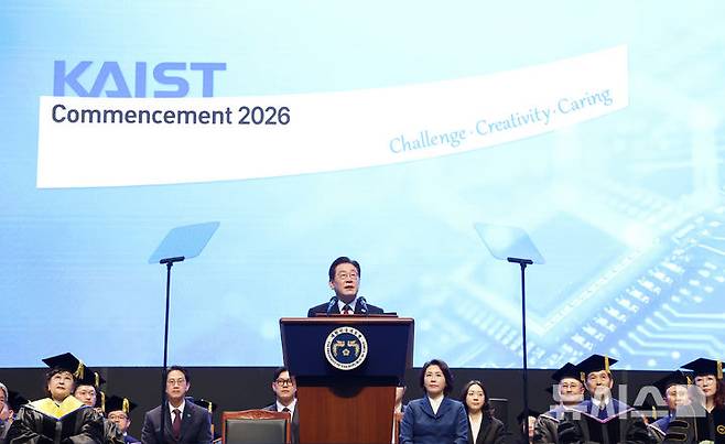 [대전=뉴시스] 최동준 기자 = 이재명 대통령이 20일 대전 유성구 카이스트(KAIST)에서 열린 학위수여식에서 축사하고 있다. (청와대통신사진기자단) 2026.02.20. photocdj@newsis.com