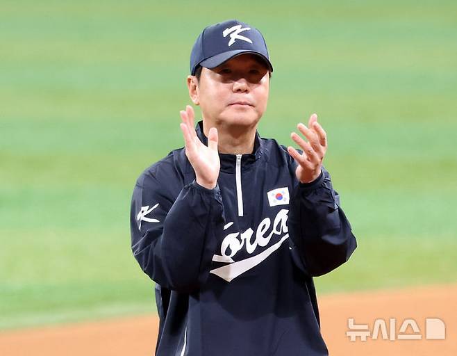 [서울=뉴시스] 이영환 기자 = 야구 대표팀 류지현 감독이 7일 오후 서울 구로구 고척스카이돔에서 열린 훈련에서 선수들을 격려하고 있다.내년 3월에 열리는 월드베이스볼클래식(WBC)을 대비하기 위해 대표팀은 오는 8일~9일체코, 15일~16일 일본과 평가전을 치른다. 2025.11.07. 20hwan@newsis.com
