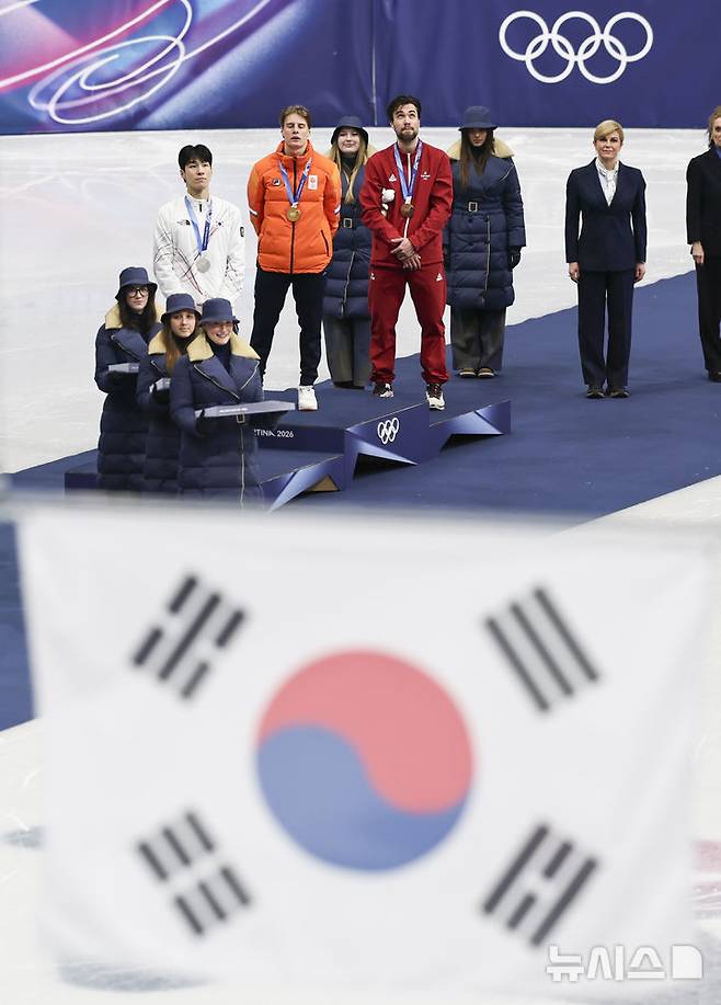 [밀라노=뉴시스] 김근수 기자 = 14일(현지 시간) 이탈리아 밀라노 아이스 스케이팅 아레나에서 2026 밀라노·코르티나 담페초 동계올림픽 쇼트트랙 스피드스케이팅 남자 1500m 시상식이 열리고 있다. 2026.02.15. ks@newsis.com