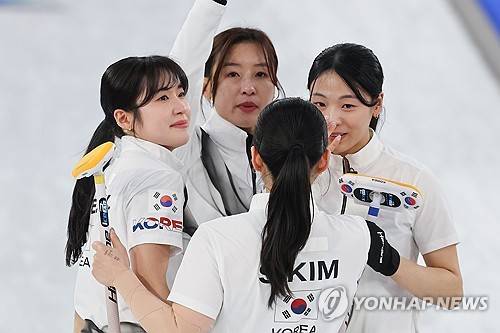 4강 진출이 좌절된 여자 컬링 대표팀 캐나다의 경기에서 7-10으로 패한 한국 대표팀 선수들이 눈시울을 붉히며 아쉬워하고 있다. [코르티나=연합뉴스]