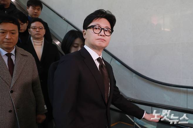 국민의힘에서 제명된 한동훈 전 대표가 지난 1월 29일 국회 소통관에서 제명 결정과 관련해 기자회견을 마친 뒤 이동하고 있다. 황진환 기자