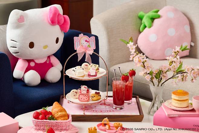 서울 송파구 롯데호텔 월드가 산리오의 인기 캐릭터 '헬로키티'와 협업해 프리미엄 딸기 디저트를 즐길 수 있는 '딸기 베이커리' 콘셉트 프로모션을 선보인다. 롯데호텔 월드 제공