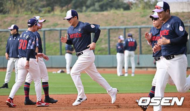 [OSEN=타이난(대만) , 이석우 기자] 프로야구 롯데 자이언츠가 31일(한국시간) 대만 타이난 아시아-태평양 국제야구센터에 스프링캠프를 차리고 구슬땀을 흘렸다.김태형 감독 등&nbsp;코치진과 투수&nbsp;20명,&nbsp;포수&nbsp;5명,&nbsp;내야수&nbsp;9명,&nbsp;외야수&nbsp;7명 등 총&nbsp;41명의 선수단이 1월 20일까지 1차 캠프에서 체력 강화와 기술 훈련을 치른 뒤 21일부터 3월 5일까지 일본 미야자키로 옮겨 2차 캠프에서 구춘리그에 참가해 실전 감각을 점검한다.롯데 김민성과 선수들 훈련을 하고 있다. 2026.01.31 / foto0307@osen.co.kr