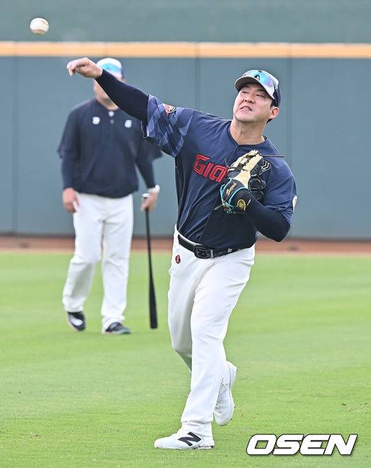 [OSEN=타이난(대만) , 이석우 기자] 프로야구 롯데 자이언츠가 31일(한국시간) 대만 타이난 아시아-태평양 국제야구센터에 스프링캠프를 차리고 구슬땀을 흘렸다.김태형 감독 등&nbsp;코치진과 투수&nbsp;20명,&nbsp;포수&nbsp;5명,&nbsp;내야수&nbsp;9명,&nbsp;외야수&nbsp;7명 등 총&nbsp;41명의 선수단이 1월 20일까지 1차 캠프에서 체력 강화와 기술 훈련을 치른 뒤 21일부터 3월 5일까지 일본 미야자키로 옮겨 2차 캠프에서 구춘리그에 참가해 실전 감각을 점검한다.롯데 김민성이 훈련을 하고 있다. 2026.01.31 / foto0307@osen.co.kr