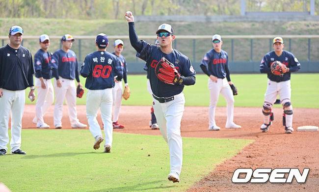 [OSEN=타이난(대만) , 이석우 기자] 프로야구 롯데 자이언츠가 2일(한국시간) 대만 타이난 아시아-태평양 국제야구센터에 스프링캠프를 차리고 구슬땀을 흘렸다.김태형 감독 등&nbsp;코치진과 투수&nbsp;20명,&nbsp;포수&nbsp;5명,&nbsp;내야수&nbsp;9명,&nbsp;외야수&nbsp;7명 등 총&nbsp;41명의 선수단이 1월 20일까지 1차 캠프에서 체력 강화와 기술 훈련을 치른 뒤 21일부터 3월 5일까지 일본 미야자키로 옮겨 2차 캠프에서 구춘리그에 참가해 실전 감각을 점검한다.롯데 김민성이 수비 훈련을 하고 있다. 2026.02.02 / foto0307@osen.co.kr
