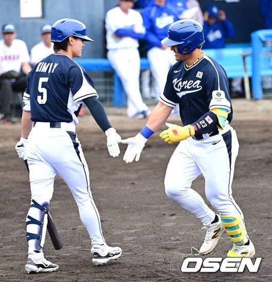 [OSEN=오키나와(일본), 최규한 기자] 2026 WBC(월드베이스볼클래식)를 준비하는 대한민국 야구 대표팀이 20일 오후 일본 오키나와 온나손 아카마 구장에서 프로야구 삼성 라이온즈와 연습경기를 펼쳤다. 야구 대표팀은 오키나와에서 국내 팀들과 6차례 연습경기를 치르며 전력을 끌어올릴 예정이다.1회초 대표팀 안현민이 선제 솔로포를 날리고 홈을 밟은 뒤 김도영과 인사를 나누고 있다. 2026.02.20 / dreamer@osen.co.kr
