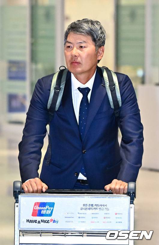 [OSEN=인천공항, 박준형 기자]  두산 베어스가 20일 오후 호주 시드니 1차 전지훈련을 마치고 인천국제공항을 통해 귀국했다.두산은 지난 1월 23일부터 2월 19일까지 호주 시드니 블랙타운 야구장에서 체력 및 전술 훈련 위주의 1차 캠프를 진행했다. 그리고 오는&nbsp;22일 일본 미야자키로 출국해 '구춘 대회' 포함 7차례 연습경기를 치를 예정이다.두산 김원형 감독이 입국장을 나서고 있다.  2026.02.20  / soul1014@osen.co.kr