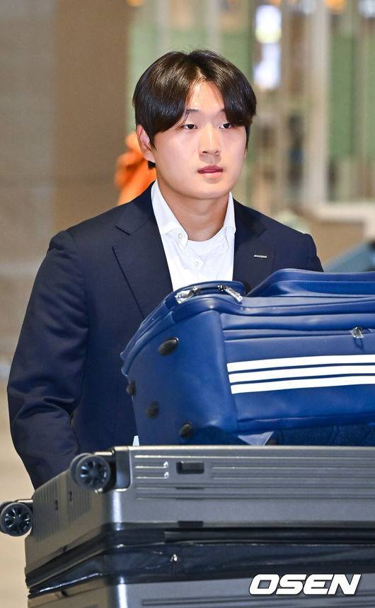 [OSEN=인천공항, 박준형 기자]  두산 베어스가 20일 오후 호주 시드니 1차 전지훈련을 마치고 인천국제공항을 통해 귀국했다.두산은 지난 1월 23일부터 2월 19일까지 호주 시드니 블랙타운 야구장에서 체력 및 전술 훈련 위주의 1차 캠프를 진행했다. 그리고 오는&nbsp;22일 일본 미야자키로 출국해 '구춘 대회' 포함 7차례 연습경기를 치를 예정이다.두산 김택연이 입국장을 나서고 있다.  2026.02.20  / soul1014@osen.co.kr