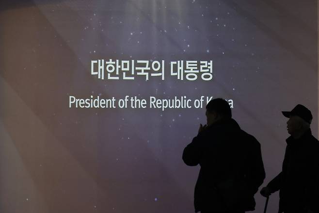 19일 세종시 대통령기록관을 찾은 시민들이 역대 대통령의 초상 등 전시물을 관람하고 있다. 세종=연합뉴스