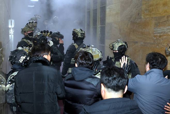 지난 2024년 12월 3일 비상계엄령 발표 직후 서울 여의도 국회 본청으로 군 병력이 진입해 본회의장으로 향하자 보좌진들이 소화기를 뿌리며 가로막고 있다. 세계일보 자료사진