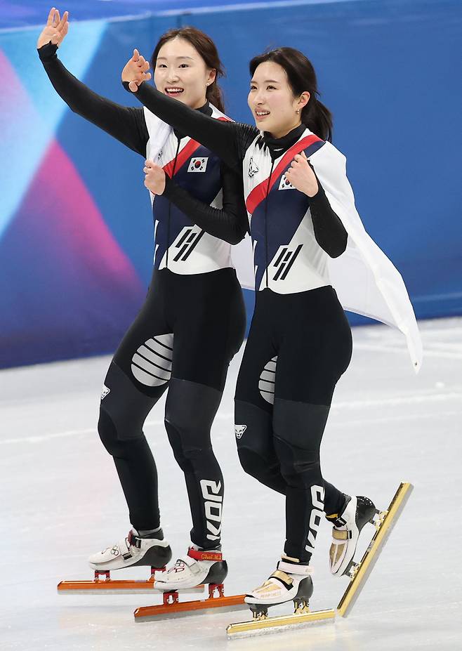 18일(현지시간) 이탈리아 밀라노 아이스스케이팅 아레나에서 열린 2026 밀라노-코르티나담페초 동계올림픽 쇼트트랙 여자 3000m 계주에서 금메달을 따낸 한국대표팀 최민정과 김길리가 관중석을 향해 손을 흔들고 있다. 밀라노=연합