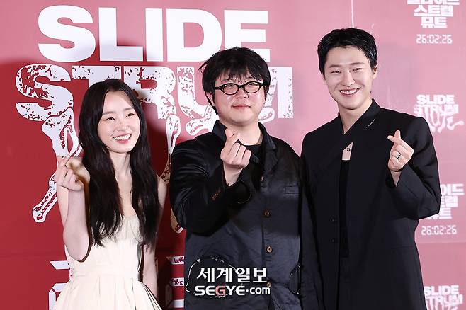 20일 서울 용산구 CGV용산아이파크몰에서 열린 영화 '슬라이드 스트럼 뮤트' 언론시사회에서 배우 정회린, 박세영 감독, 가수 우즈(왼쪽부터)가 포즈를 취하고 있다. 한윤종 기자