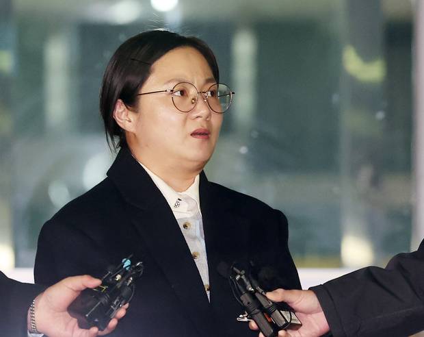 전직 매니저들에 대한 ‘갑질’과 불법 의료행위 의혹을 받는 방송인 박나래씨가 20일 경찰에 출석해 조사를 받은 뒤 서울 강남경찰서를 나서며 취재진 질문에 답하고 있다. 연합뉴스