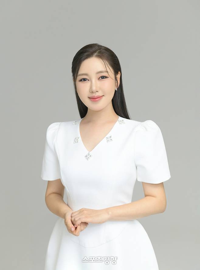 프로필 사진을 촬영하는 가수 송가인. 제이지스타 제공