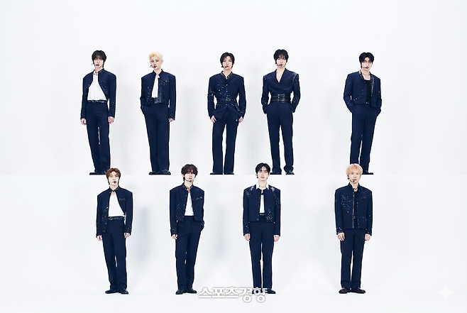 공연을 진행하고 있는 그룹 제로베이스원. 웨이크원 제공