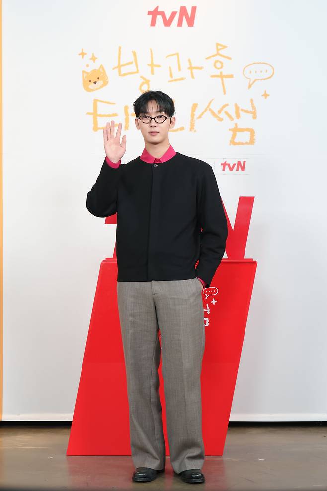 배우 최현욱이 20일 오전 사전녹화 형식으로 온라인을 통해 공개된 tvN 새 예능 ‘방과후 태리쌤’ 제작발표회 참석해 포즈를 취하고 있다. 사진 tvN