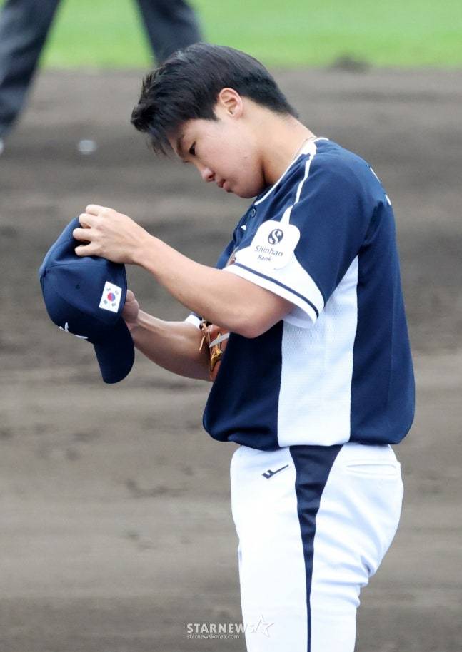 WBC대표팀이 19일 일본 오키나와 온나손 아카마 구장에서 삼성 라이온즈와 연습경기를 진행했다. 대표팀 두 번째 투수 정우주가 4회말 삼성 양우현에 역전 3점 홈런을 허용한 후 아쉬워하고 있다. /사진=김진경 대기자