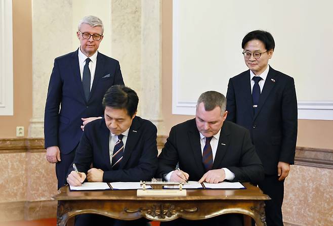 김정관 산업통상부 장관(뒷줄 오른쪽)이 2월 16일(현지시간) 체코 총리실 컨퍼런스홀에서 열린 두산에너빌리티 등 우리 기업과 체코 기업 간 2건의 하도급 계약 서명식에 참석했다. 뉴스1