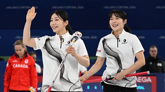 스킵 김은지, 서드 김민지, 세컨드 김수지, 리드 설예은, 핍스 설예지로 구성된 한국 컬링대표팀은 18일 이탈리아 코르티나의 코르티나 컬링 스타디움에서 열린 캐나다의 2026 밀라노·코르티나담페초 동계올림픽 여자 컬링 라운드로빈 최종전에서 7-10으로 아쉽게 패했다. 한국은 첫 경기에서 미국(4-8 패)에 패하고 이탈리아(7-2 승), 영국(9-3 승)을 상대로 2승을 거둔 한국은 덴마크(3-6 패)에게 다시 무너졌으나 일본(7-5 승), 중국(10-9 승)을 꺾고 4승을 만들었다. 이어 스위스에 5-7로 패했으나 1위를 달리던 스웨덴을 8-3으로 무찌르며 5승3패를 만들었다. 캐나다와 최종전서 이겼다면 4강에 진출할 수 있었지만 경기 내내 완벽한 투구를 보여준 캐나다를 넘지 못하고 아쉽게 짐을 쌌다. 연합뉴스